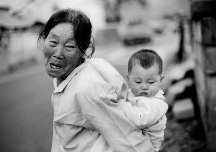 Die Familie als soziale Instanz spielt eine bedeutende Rolle im täglichen Miteinander der Menschen. Südkorea, April 2000, Foto: Oliver Hoffmann