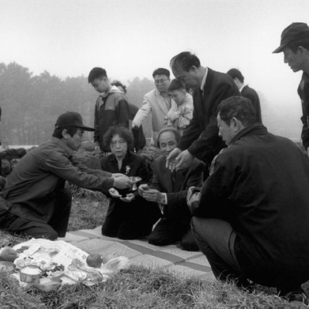 Vorbereitete Speisen und Getränke werden den Verstorbenen an ihren Gräbern symbolisch dargeboten. Südkorea, April 2000, Foto: Oliver Hoffmann