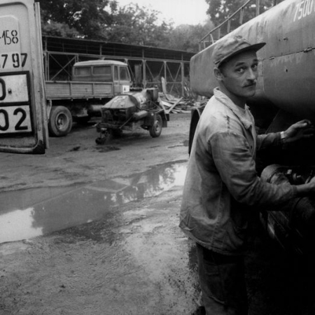 Ein Arbeiter beim Straßenbauamt in Cozle bei Aufräumarbeiten nach dem verheerenden Hochwasser. Polen, Sommer 1997, Foto: Oliver Hoffmann