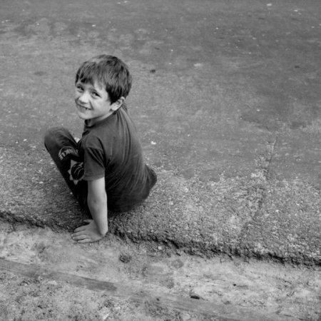 Ein Junge sitzt am Straßenrand. Jaborowice, Polen, Sommer 1997, Foto: Oliver Hoffmann