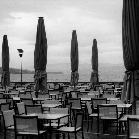 Sonnenschirme warten auf ihren Einsatz am See. Zürich, Juni 2001, Foto: Oliver Hoffmann